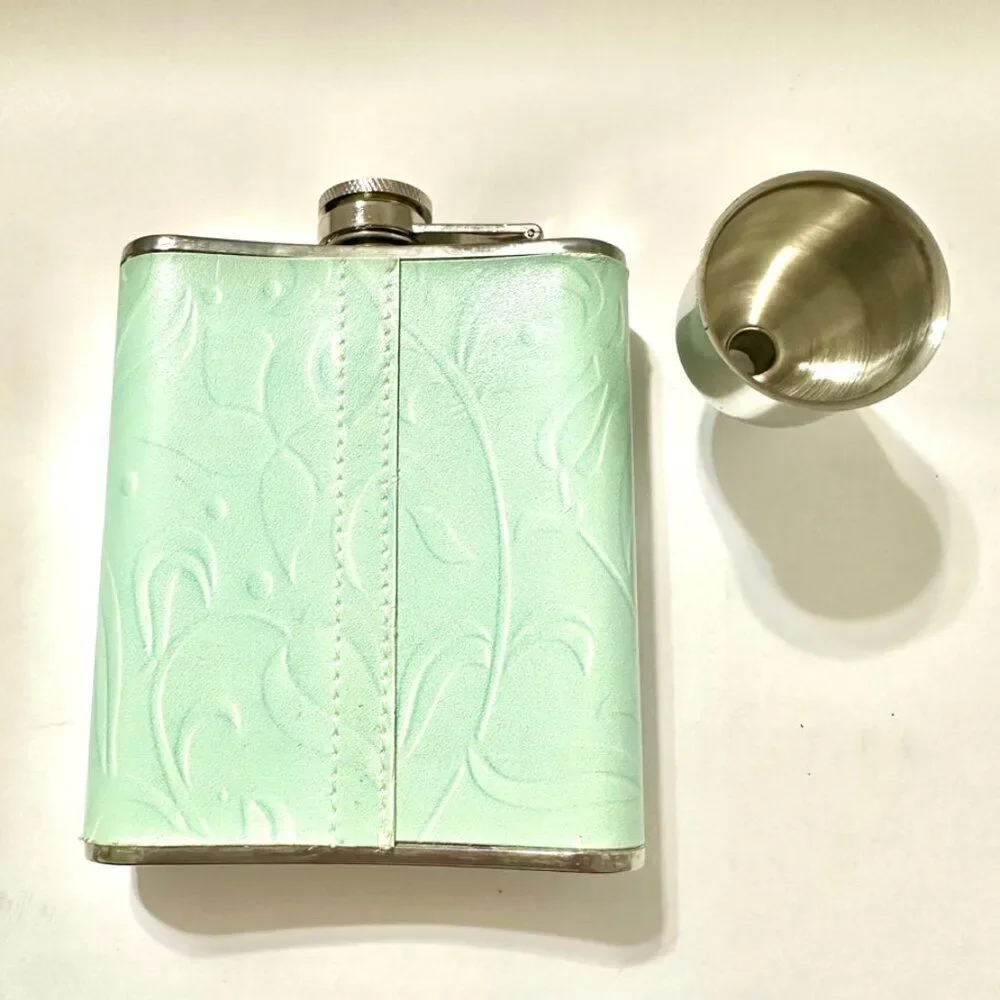 Flask Brand New. Never used. Comes with an easy pour spout